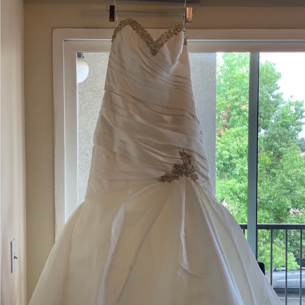 Enzoani Magnolia Wedding Dress with veil and sash